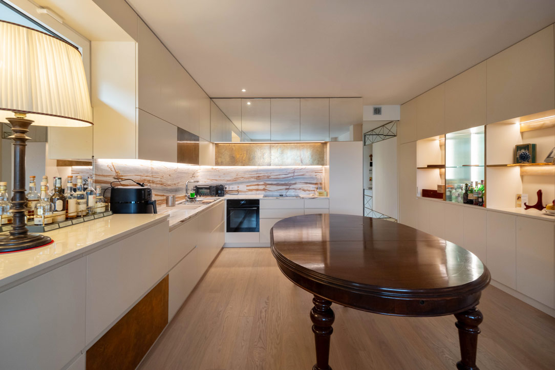cucina marmo, bronzo e specchio anticato